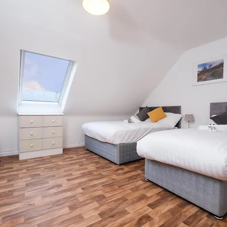 Stylish Centre Townhouse, Sleeps 12 With Parking *