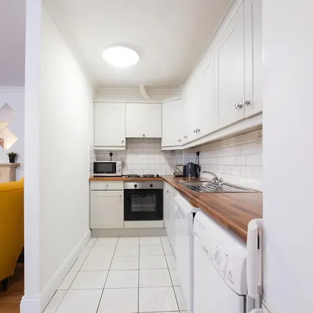 Stylish Centre Townhouse, Sleeps 12 With Parking