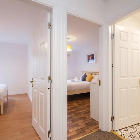 Stylish Centre Townhouse, Sleeps 12 With Parking 골웨이