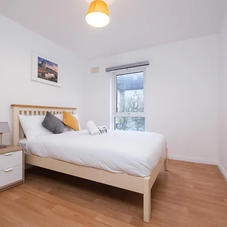 아파트 Stylish Centre Townhouse, Sleeps 12 With Parking 골웨이