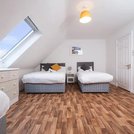 Stylish Centre Townhouse, Sleeps 12 With Parking 골웨이