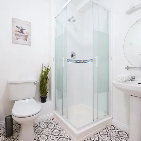 Stylish Centre Townhouse, Sleeps 12 With Parking *