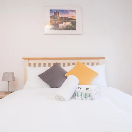 Stylish Centre Townhouse, Sleeps 12 With Parking 아파트 골웨이