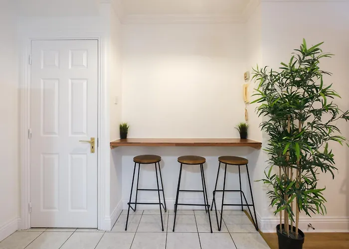 Stylish Centre Townhouse, Sleeps 12 With Parking Lejlighed *