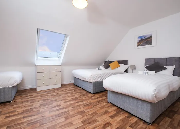 Stylish Centre Townhouse, Sleeps 12 With Parking *