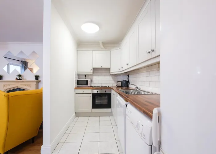 Stylish Centre Townhouse, Sleeps 12 With Parking