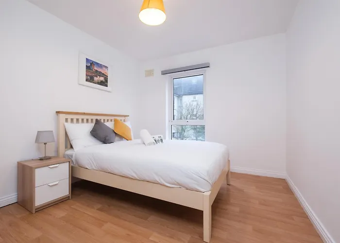 Lägenhet Stylish Centre Townhouse, Sleeps 12 With Parking Galway