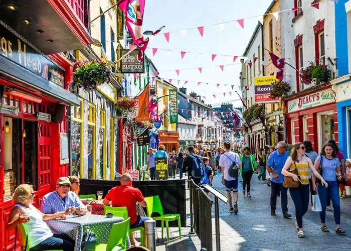 Stylish Centre Townhouse, Sleeps 12 With Parking * Galway