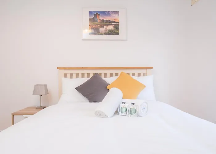 Stylish Centre Townhouse, Sleeps 12 With Parking Lejlighed Galway