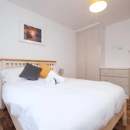 Stylish Centre Townhouse, Sleeps 12 With Parking Galway