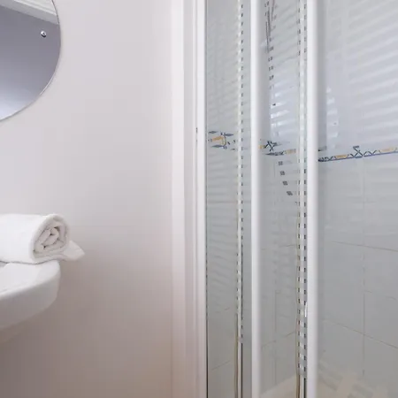 Stylish Centre Townhouse, Sleeps 12 With Parking Apartment *