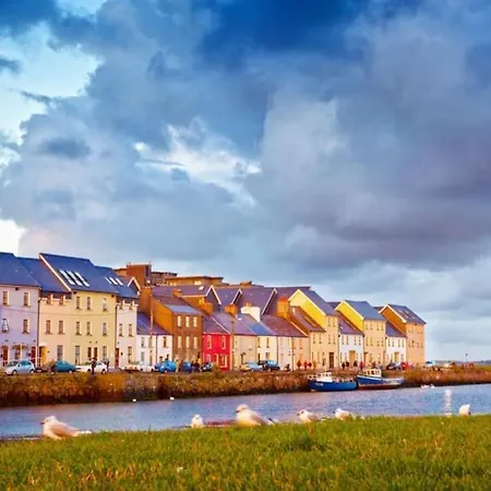 Apartment Stylish Centre Townhouse, Sleeps 12 With Parking *