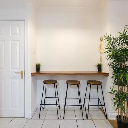 Stylish Centre Townhouse, Sleeps 12 With Parking Apartment *