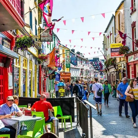 Stylish Centre Townhouse, Sleeps 12 With Parking * Galway